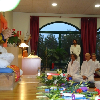 Ajahn Dhiravamsa, a la izquierda, se dirige a un grupo de participantes en una meditación guiada