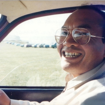 Imagen de archivo de Ajahn Dhiravamsa sonríe al volante de su vehículo